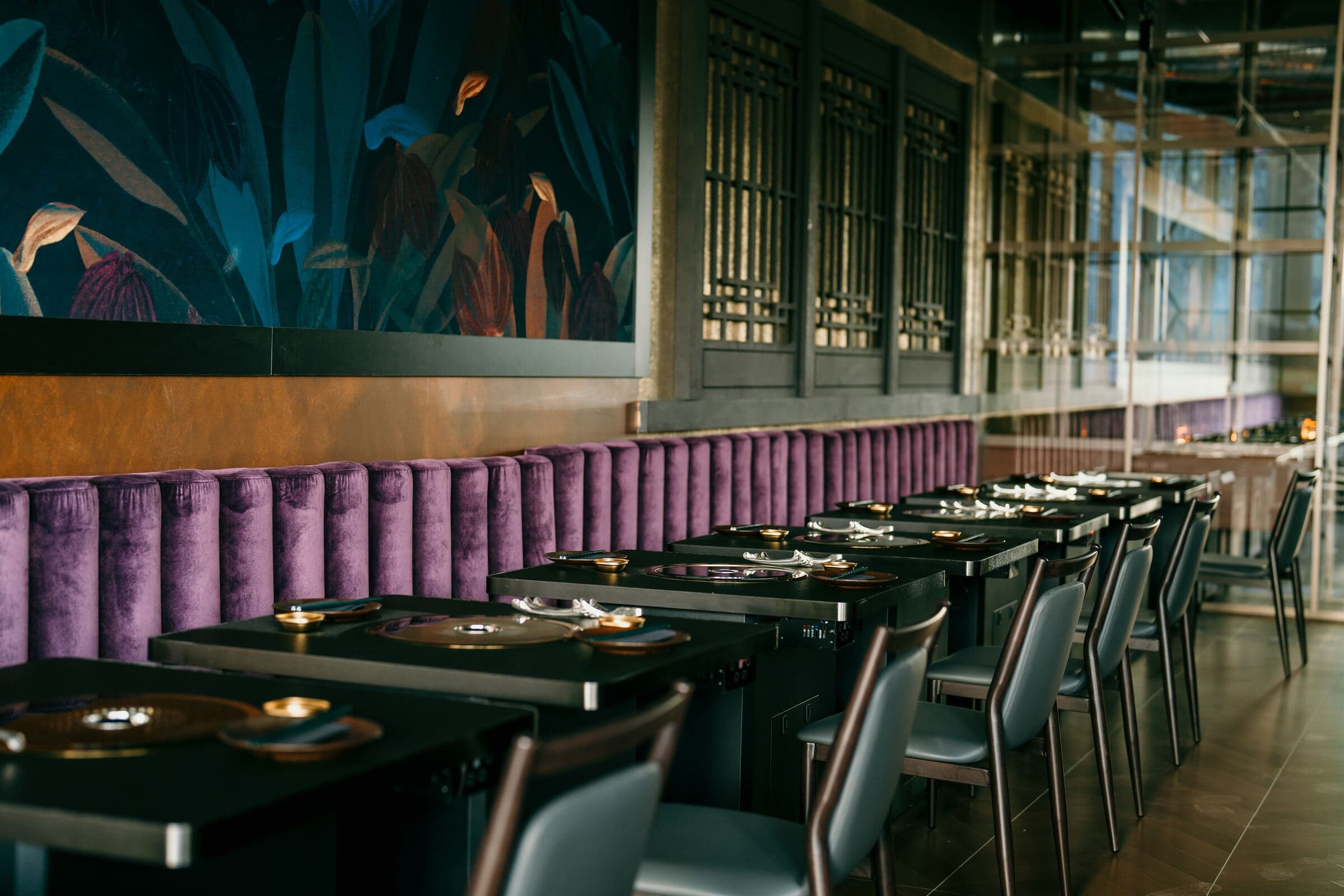 Premium rauwe stukken vlees klaar voor de grill aan tafel bij Anno Asia Amsterdam