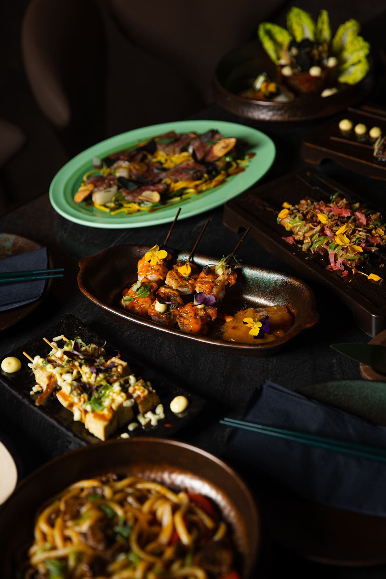 Lounge en restaurant 's avonds bij Anno Asia Amsterdam